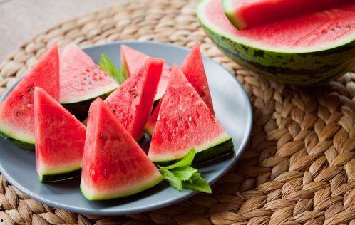 搬板凳坐着吃瓜,共享夏日悠闲时光