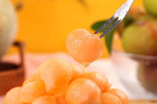 小月吃蜜瓜,甜蜜滋味，尽享夏日风情