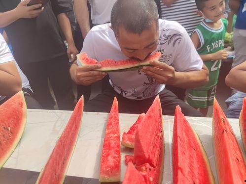 丝路小镇吃瓜比赛,小镇狂欢，吃瓜大赛盛况空前