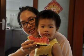 广西小表妹吃瓜事件,网络热议背后的真相揭秘