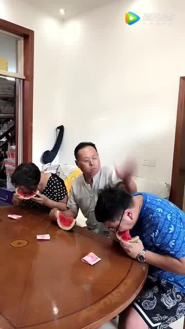 妈妈吃瓜比赛,欢乐竞技，舌尖上的亲子时光