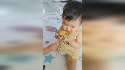 9岁小孩吃瓜,萌态百出笑翻众人