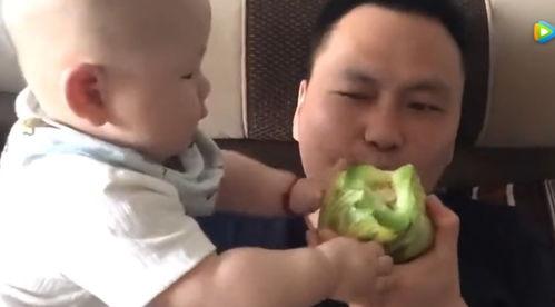 9岁小孩吃瓜,萌态百出笑翻众人