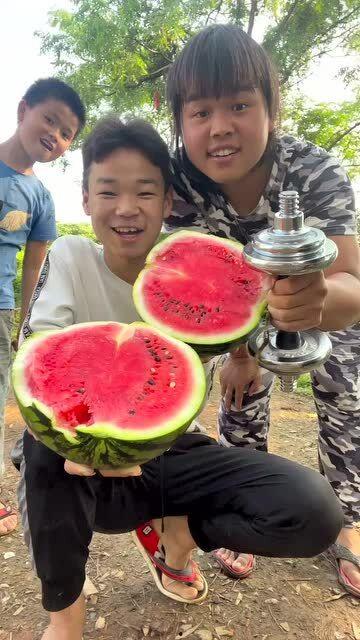 锻炼结束后吃瓜,瓜果时光的甜蜜补充