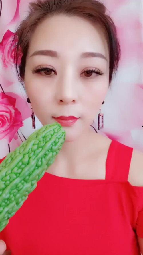 美女主播吃凉瓜,美女主播的夏日清凉美食之旅
