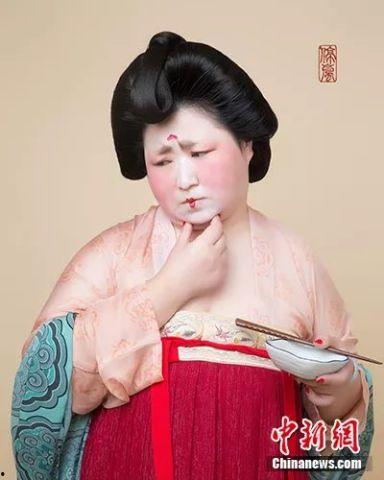 唐代仕女吃瓜,瓜香四溢的闲适时光