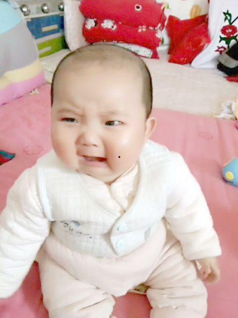 熊孩子吃瓜哭了,意外引发泪水涟涟