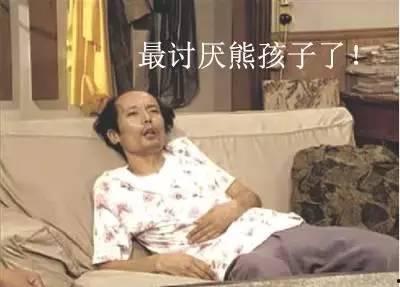 熊孩子吃瓜哭了,意外引发泪水涟涟