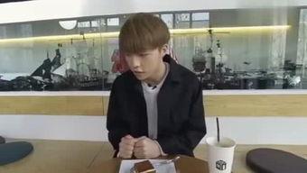 孙女吃小白瓜,孙女品尝小白瓜的欢乐时光