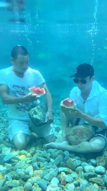 水下吃瓜男孩